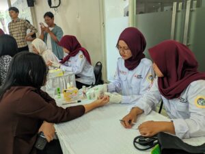 Kegiatan donor darah yang dilaksanakan di Aula Masjid Ulul Azmi, Kampus MERR-C pada Kamis (10/9/2026). (Foto: Niken Dara Fesya).