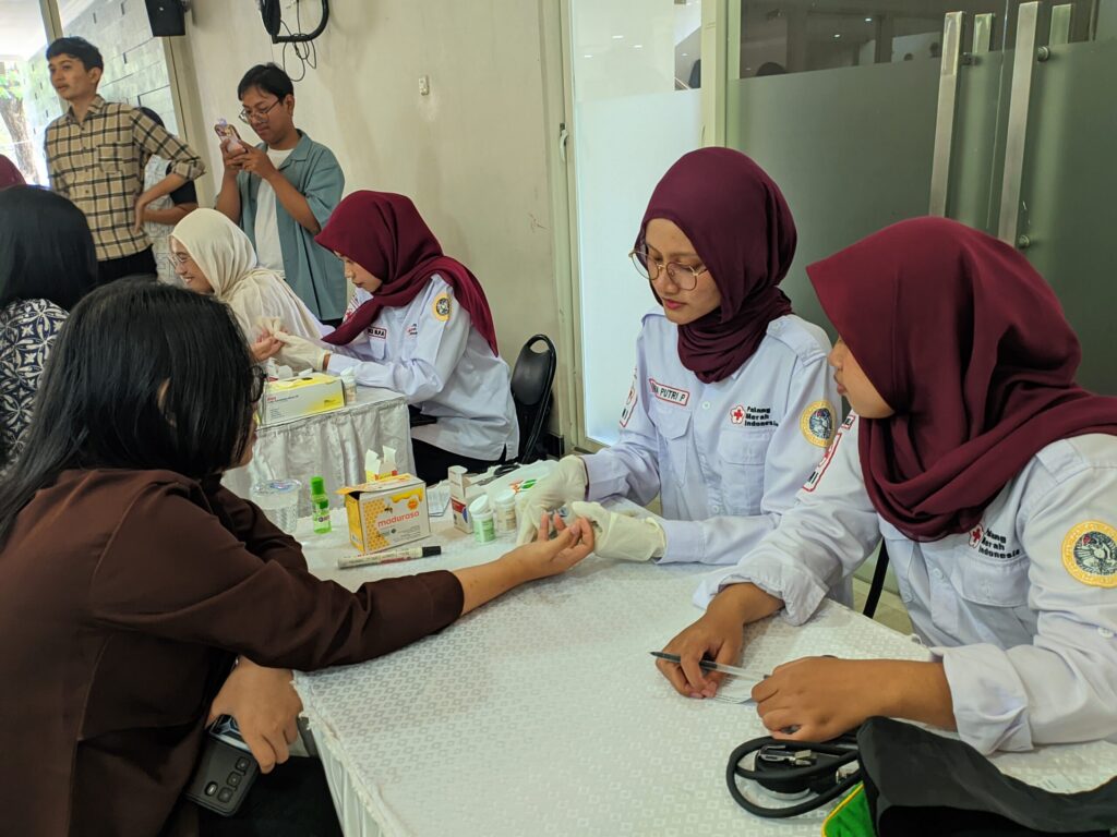 Kegiatan donor darah yang dilaksanakan di Aula Masjid Ulul Azmi, Kampus MERR-C pada Kamis (10/9/2026). (Foto: Niken Dara Fesya).