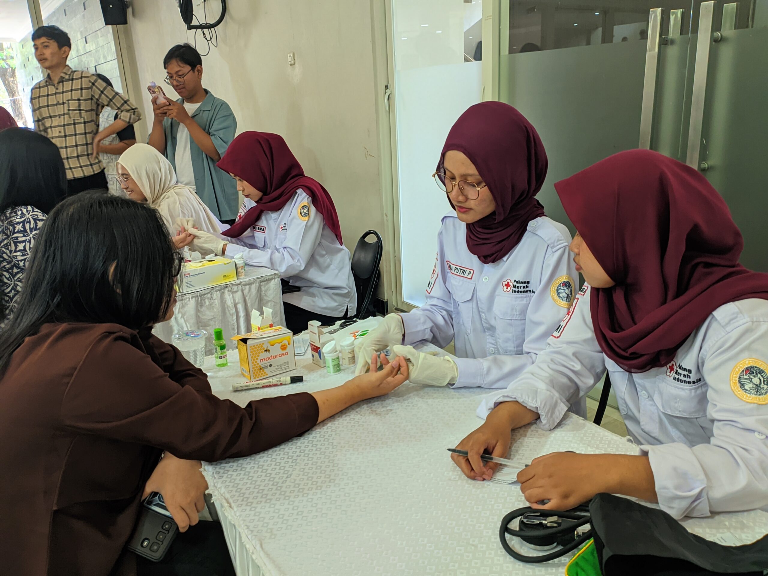 Kegiatan donor darah yang dilaksanakan di Aula Masjid Ulul Azmi, Kampus MERR-C pada Kamis (10/9/2026). (Foto: Niken Dara Fesya).