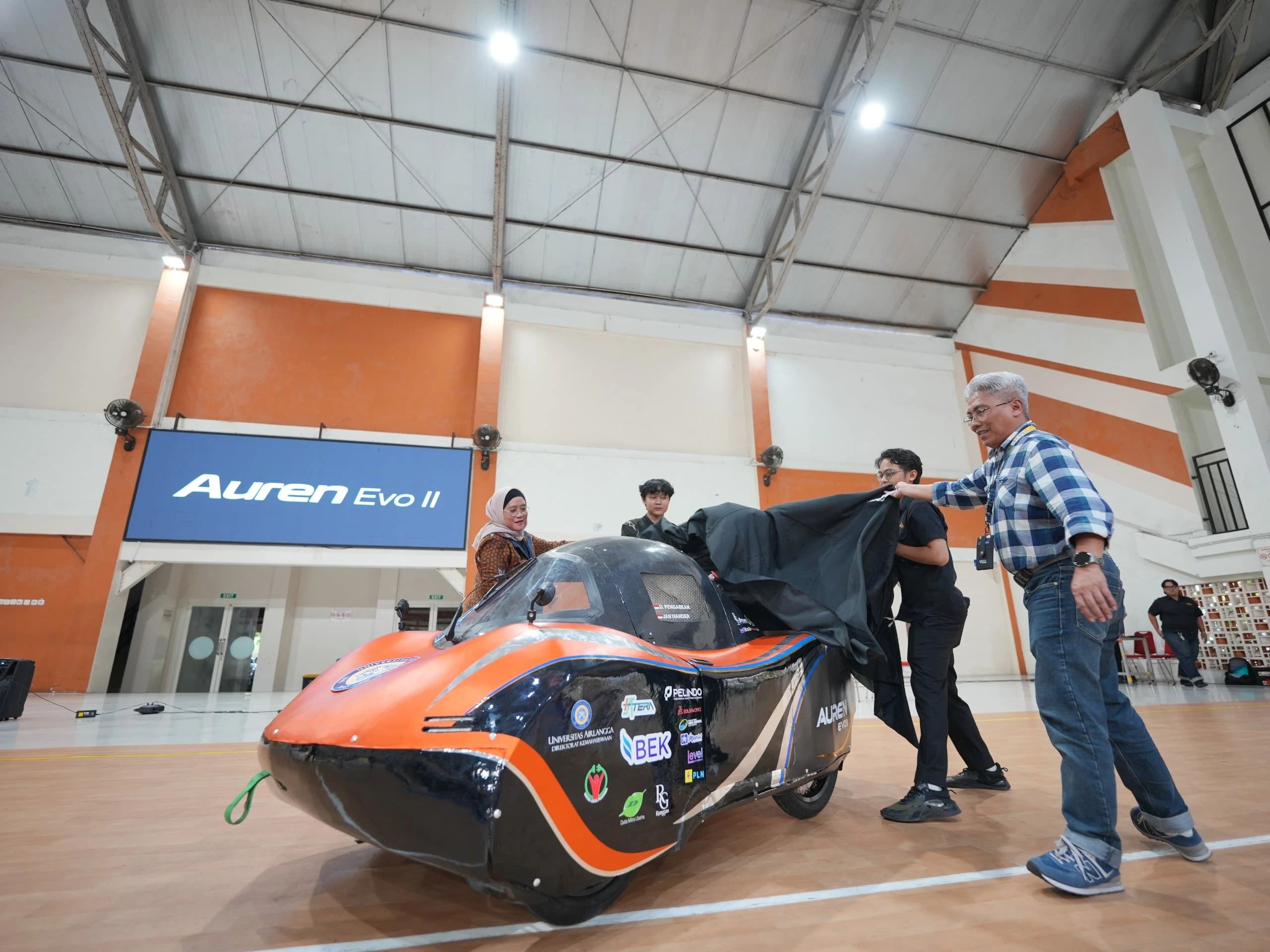 Bersama AUREN EVO II, Tim RASENA FTMM Universitas Airlangga siap membawa semangat kolaborasi, inovasi, dan perjuangan menuju panggung KMHE 2026. (Foto: FTMM UNAIR).