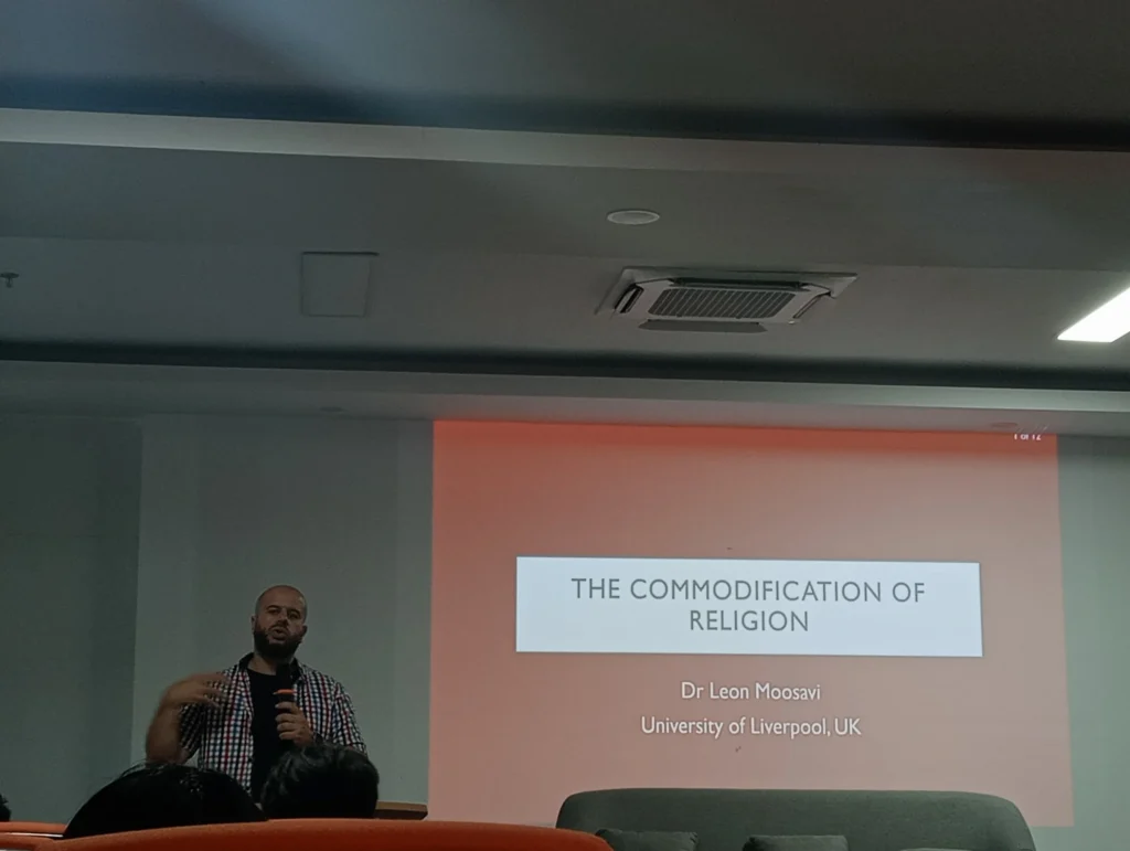 Dr Leon Moosavi BA MA PGCert SFHEA PhD tutup rangkaian guest lecture dengan membahas komodifikasi agama. (Foto: Qurrota A’yuni Latifa)