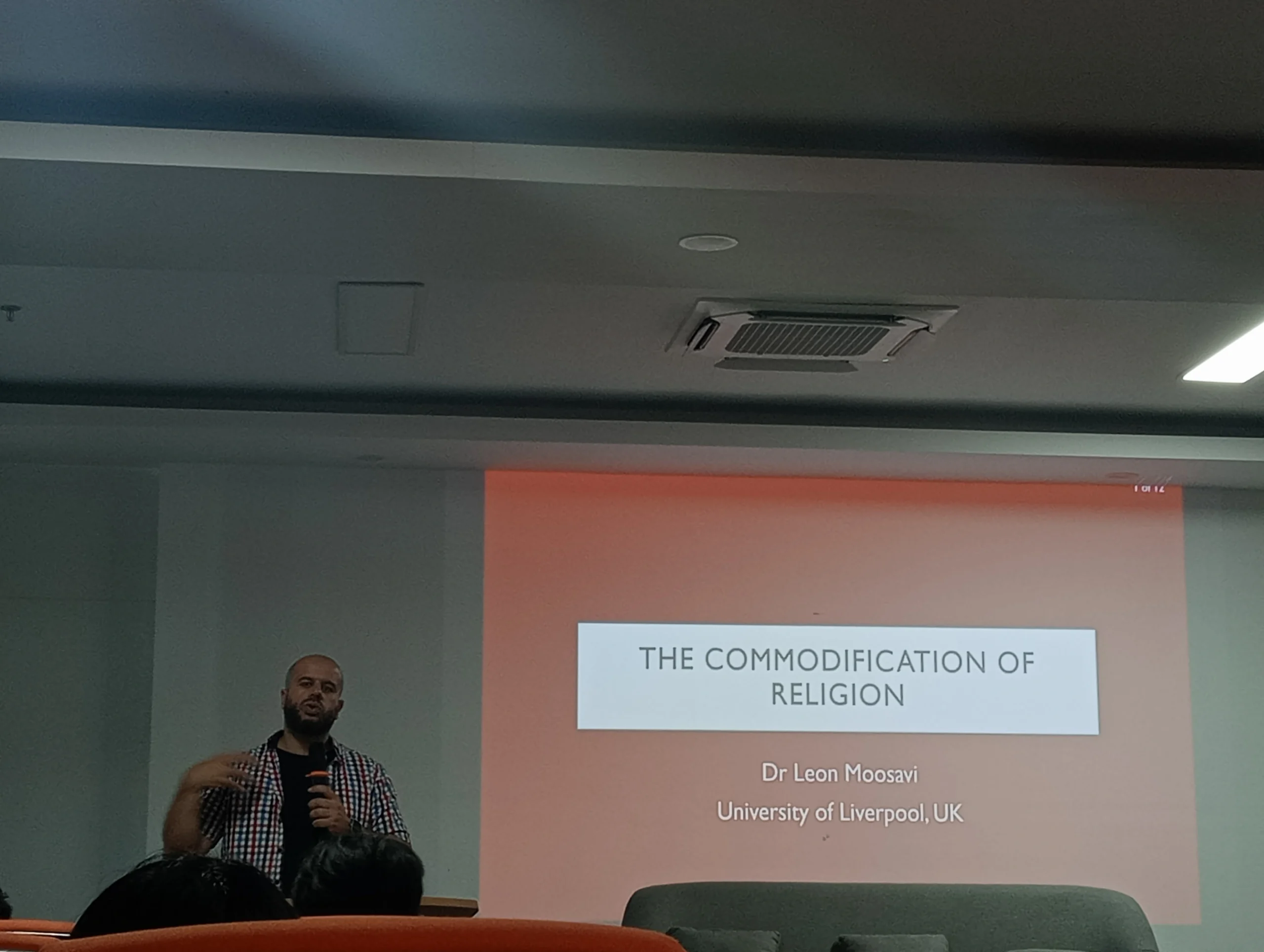 Dr Leon Moosavi BA MA PGCert SFHEA PhD tutup rangkaian guest lecture dengan membahas komodifikasi agama. (Foto: Qurrota A’yuni Latifa)