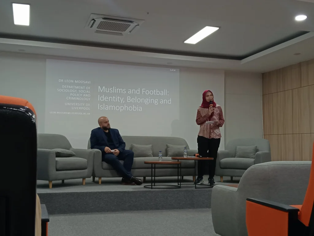 Sesi materi oleh Dr Leon Moosavi BA MA PGCert SFHEA PhD terkait topik Football and Muslims. (Foto: Qurrota A’yuni Latifa)
