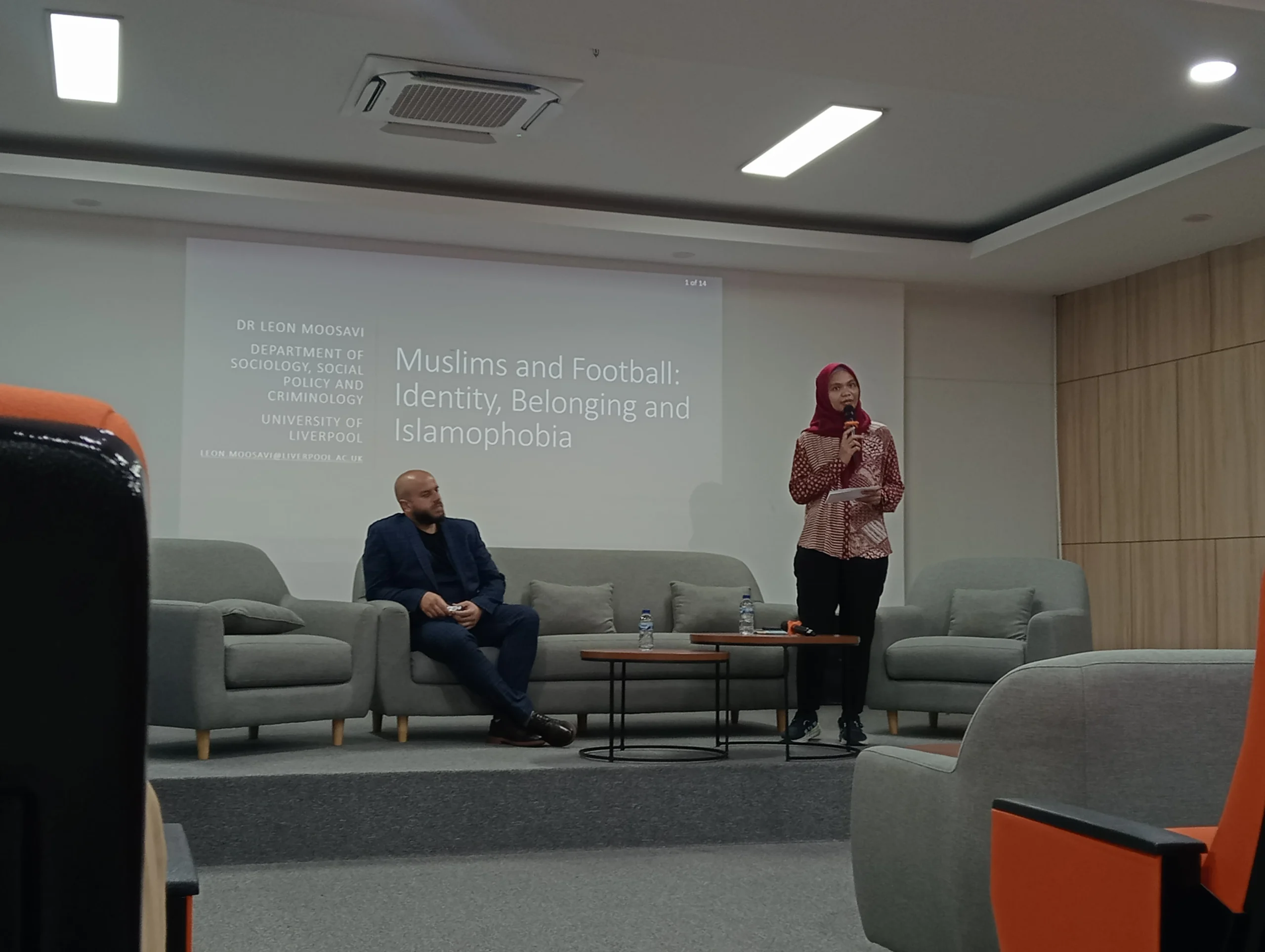 Sesi materi oleh Dr Leon Moosavi BA MA PGCert SFHEA PhD terkait topik Football and Muslims. (Foto: Qurrota A’yuni Latifa)