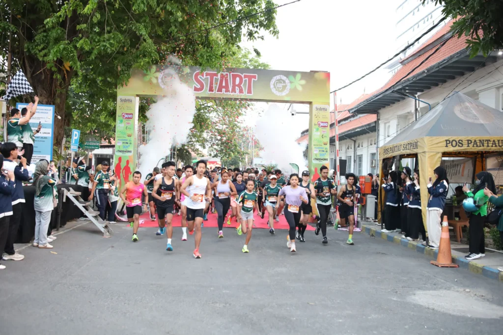 Peserta mengikuti Stovit Run 2026 kategori 5K dan 2K di lingkungan Fakultas Kedokteran Gigi Universitas Airlangga, Minggu (20/9/2026). (Foto: FKG UNAIR)