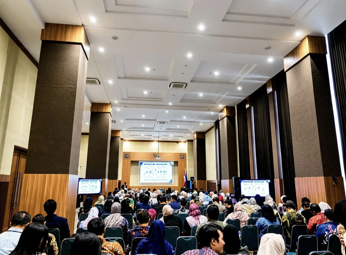 Ratusan peserta memadati ruang konferensi mengikuti rangkaian sesi IGSCPS 2026 di Fakultas Farmasi UNAIR, Sabtu (19/9/2026). Sesi tersebut menjadi bagian dari rangkaian konferensi bertema The Value Impact: Bridging Pharmaceutical Science and Clinical Practice for a Sustainable Global Future. (Foto : Farelnanda Ramadhani)