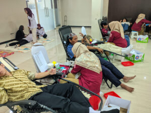 Kegiatan donor darah yang dilaksanakan di Aula Masjid Ulul Azmi, Kampus MERR-C pada Kamis (10/9/2026). (Foto: Niken Dara Fesya).