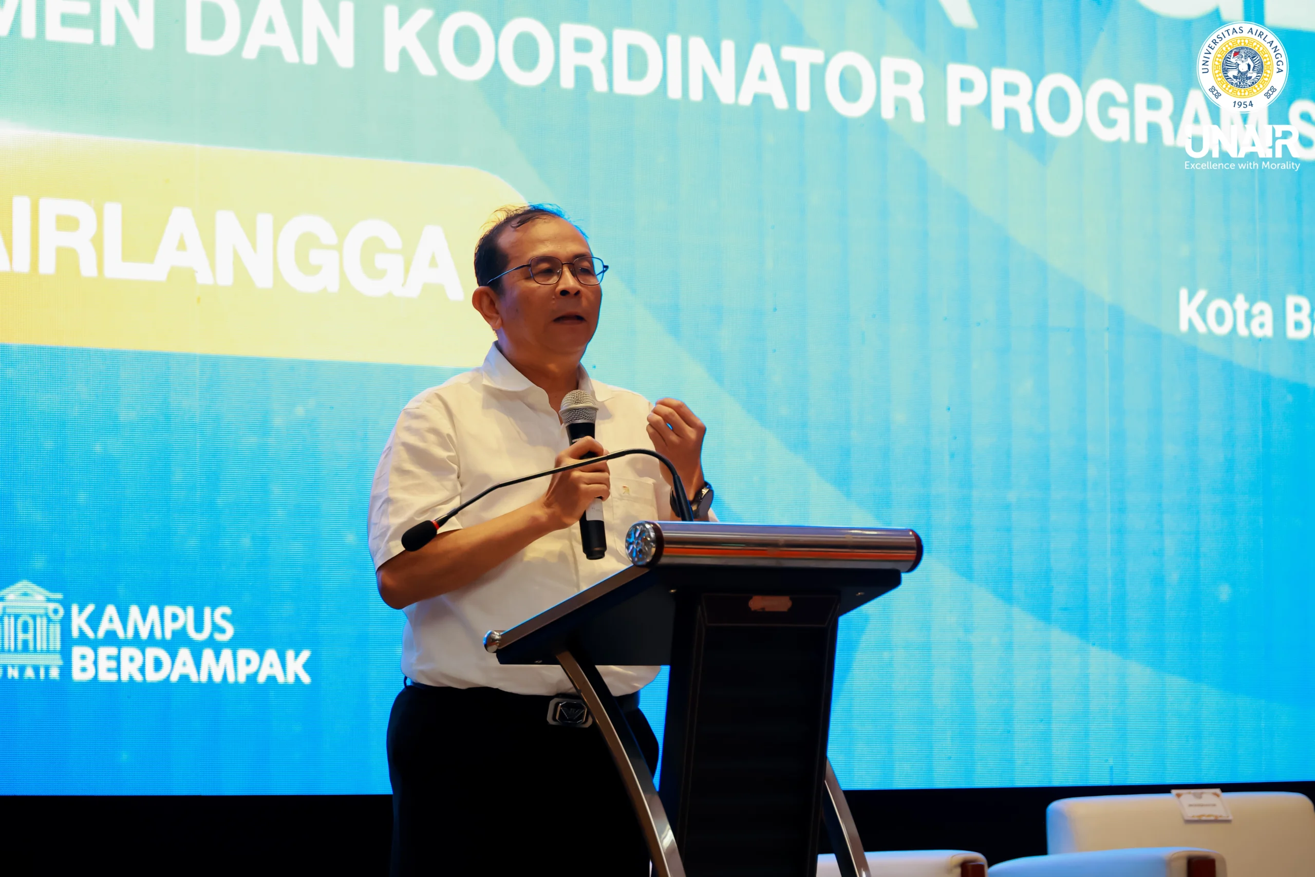 Prof Muhammad Madyan SE MSi MFin saat memberi arahan kepada para peserta Rapat Kerja dan Focus Group Discussion (FGD) Ketua Departemen (KADEP) dan Koordinator Program Studi (KPS) di Kota Batu selama dua hari (18-19/9/2026). (Foto: PHMP UNAIR)