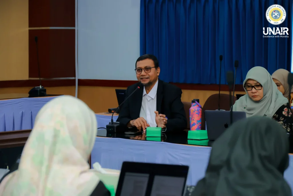 Wakil Rektor Bidang Sumber Daya UNAIR Prof Dr Ardianto SE MSi Ak CMA CA memberikan pemaparan mengenai penyusunan anggaran berbasis kinerja dalam kunjungan studi banding Universitas Brawijaya di Ruang 301 Gedung Kahuripan Kampus MERR C UNAIR, Kamis (3/9/2026). (Foto: Dok. PHMP)