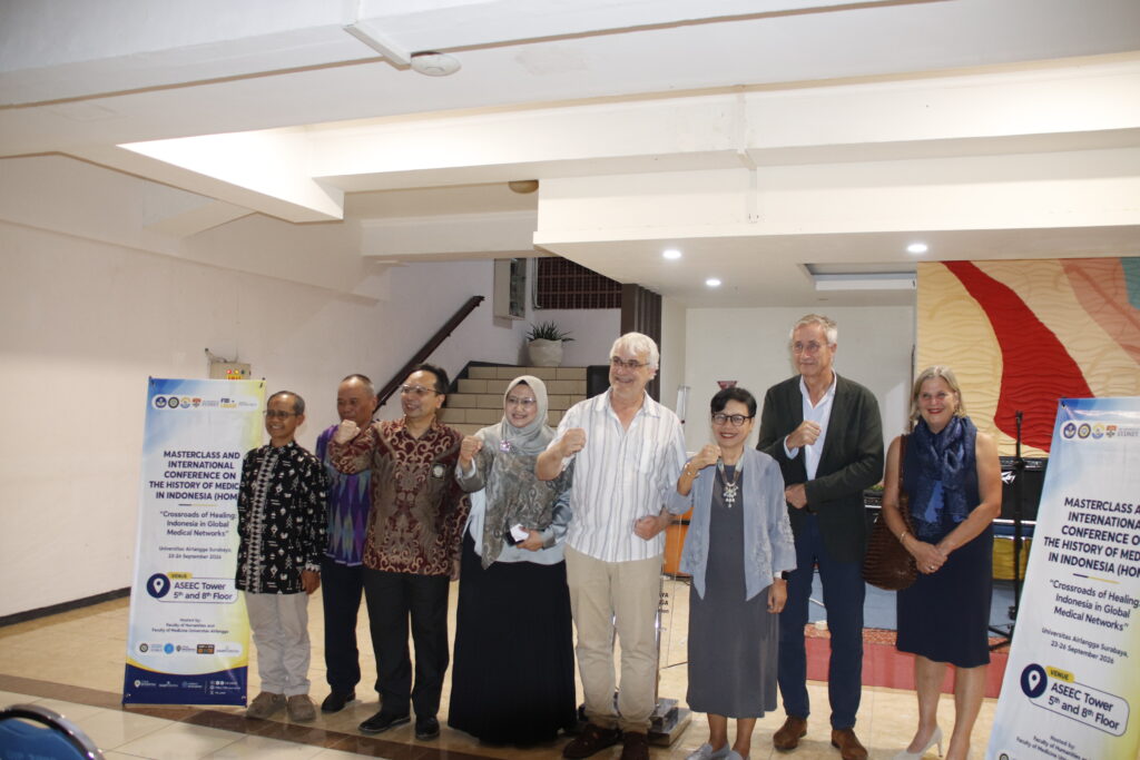 Akademisi, pembicara, dan peserta HOMI berfoto bersama dalam rangkaian konferensi internasional History of Medicine in Indonesia (HOMI) di Universitas Airlangga. (Foto: Istimewa)