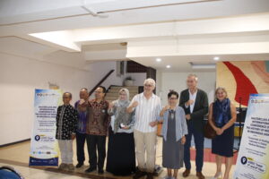 Akademisi, pembicara, dan peserta HOMI berfoto bersama dalam rangkaian konferensi internasional History of Medicine in Indonesia (HOMI) di Universitas Airlangga. (Foto: Istimewa)