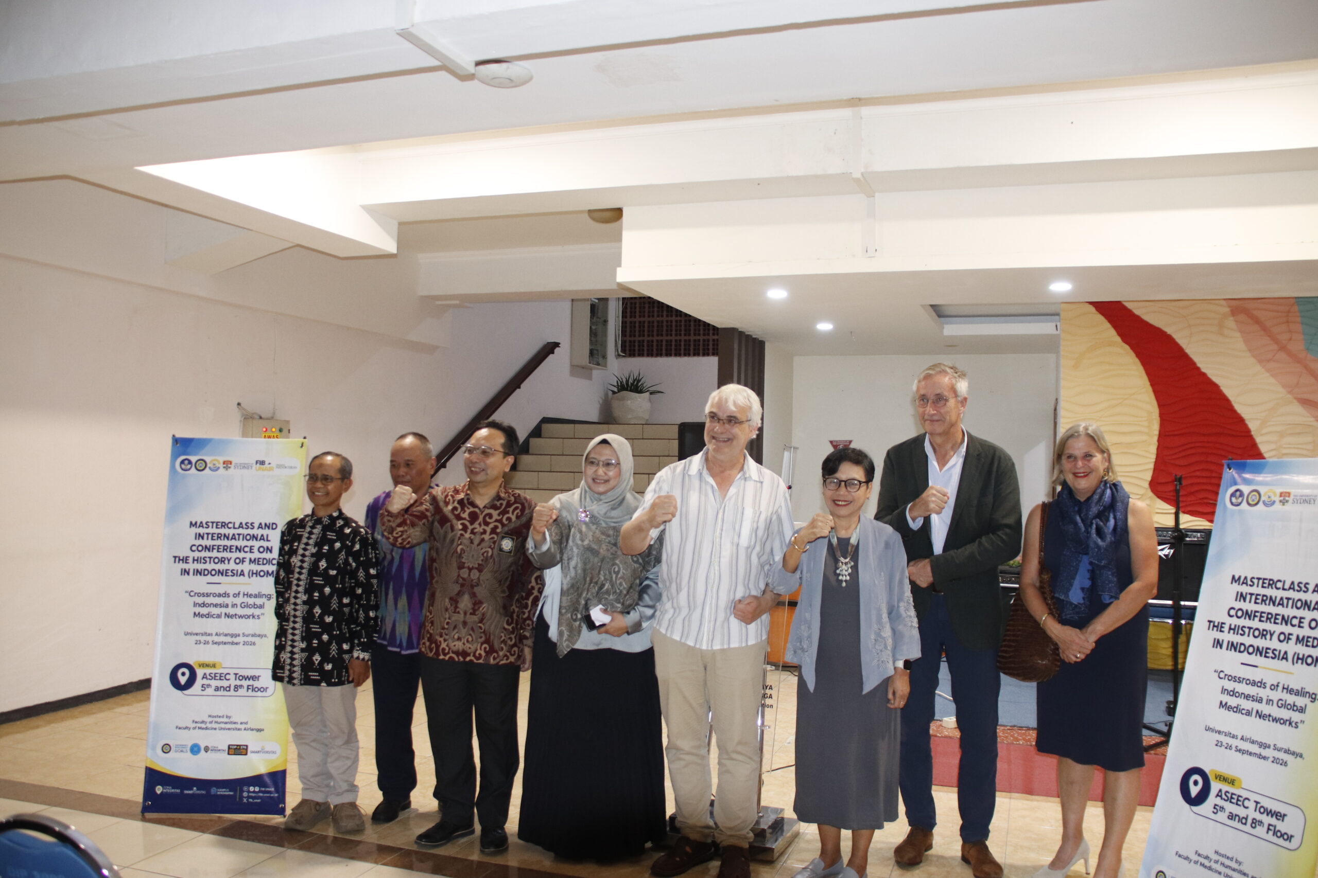 Akademisi, pembicara, dan peserta HOMI berfoto bersama dalam rangkaian konferensi internasional History of Medicine in Indonesia (HOMI) di Universitas Airlangga. (Foto: Istimewa)