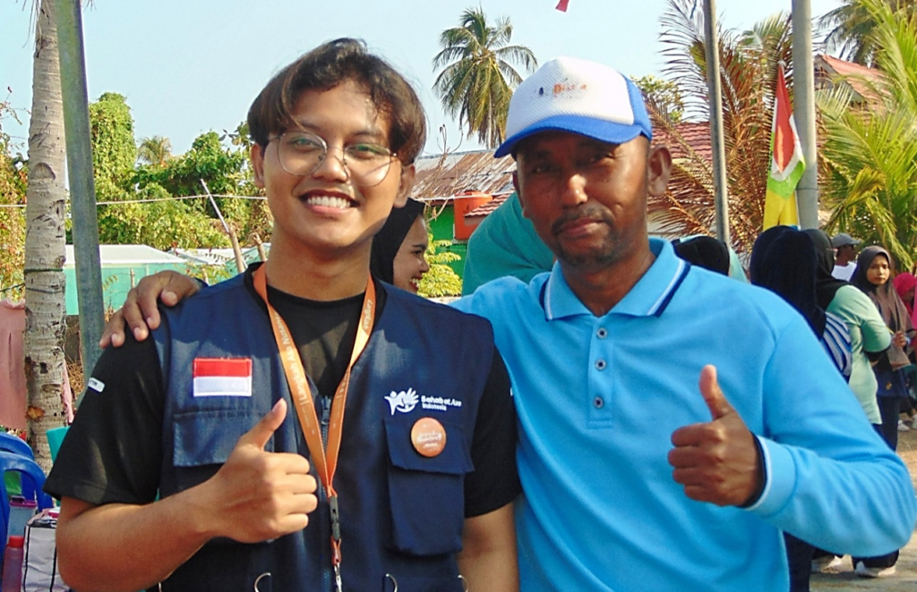 Ilman bersama salah satu warga di Pulau Gersik. (Foto: Tim Sahabat Asa Indonesia)