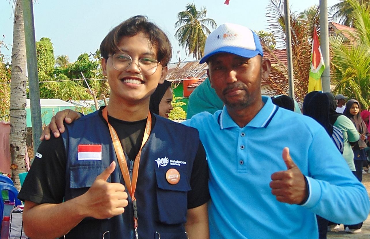Ilman bersama salah satu warga di Pulau Gersik. (Foto: Tim Sahabat Asa Indonesia)