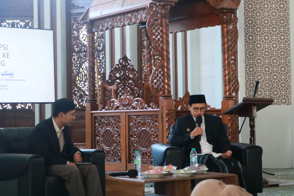 KH Mujahid Abdul Jabbar Lc saat memaparkan materi enkripsi ujung ke ujung. (Foto: Istimewa)