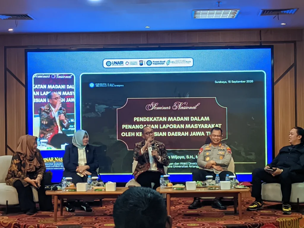 Foto para pemateri yang hadir dalam seminar nasional pada Selasa (14/9/2026) yang bertempat di Ruang Majapahit, Lt. 5 Gedung ASEEC Tower UNAIR. Prof Dr Sri Winarsi (sisi paling kiri) dan Prof Dr H Suparto (tengah). (Foto: Niken Dara Fesya).