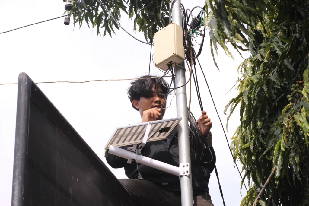 Tim Jagawana Volume 5 saat memasang PJUTS di salah satu titik Desa Dilem. (Foto: Istimewa)