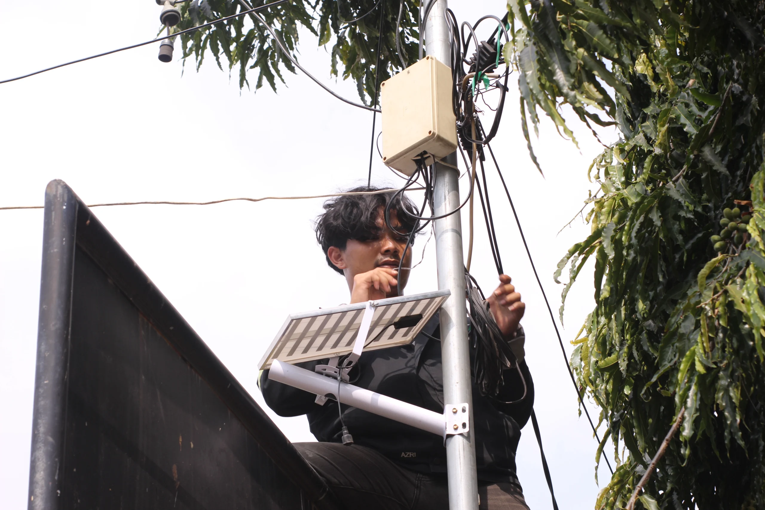 Tim Jagawana Volume 5 saat memasang PJUTS di salah satu titik Desa Dilem. (Foto: Istimewa)