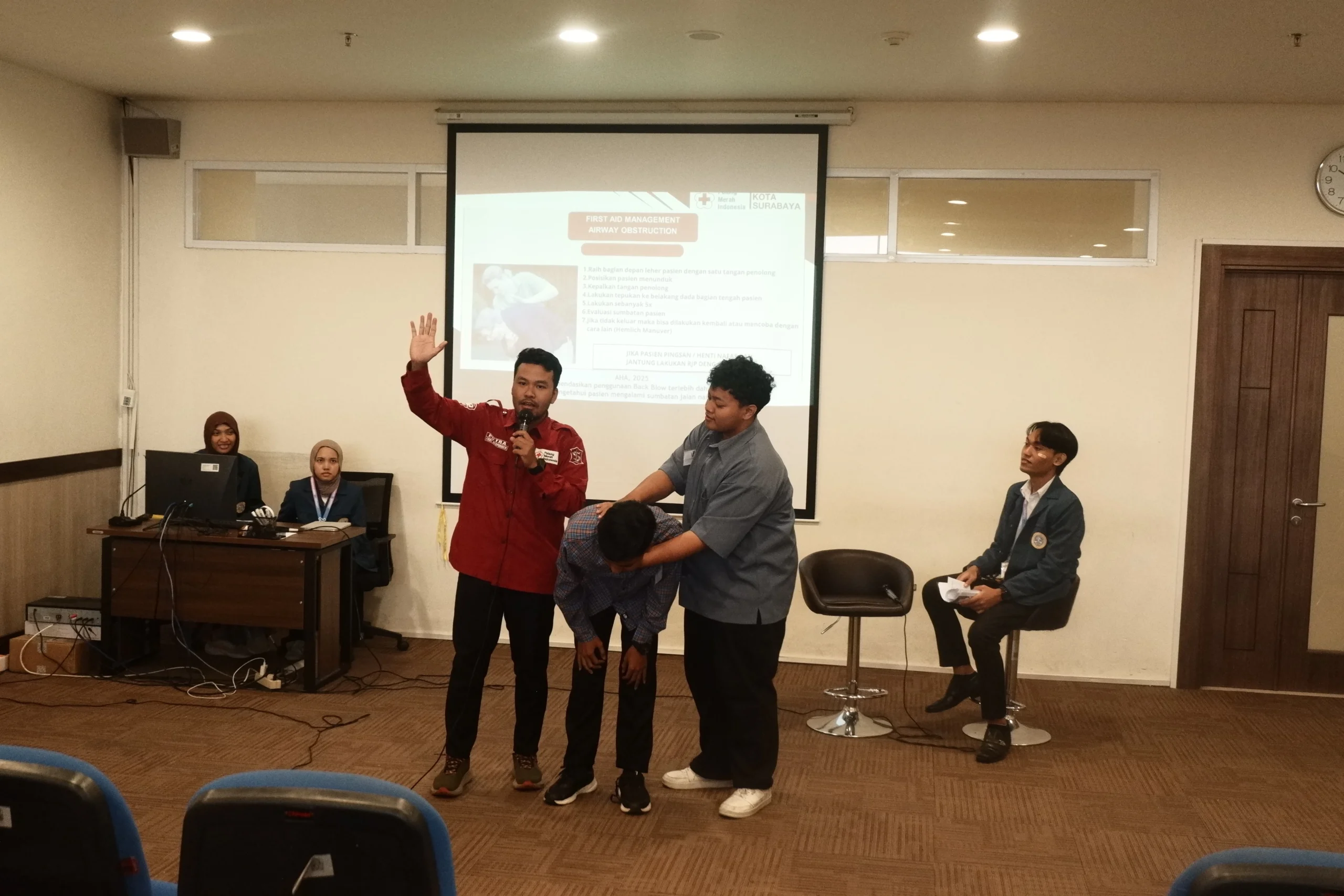 Peserta UNAIR First Aid Movement (UFAM) 2026 mengikuti praktik penanganan tersedak, luka terbuka, dan Resusitasi Jantung Paru (RJP) bersama pemateri di GKB Ruang 3.09, Sabtu (29/8/2026). (Foto: Penulis)