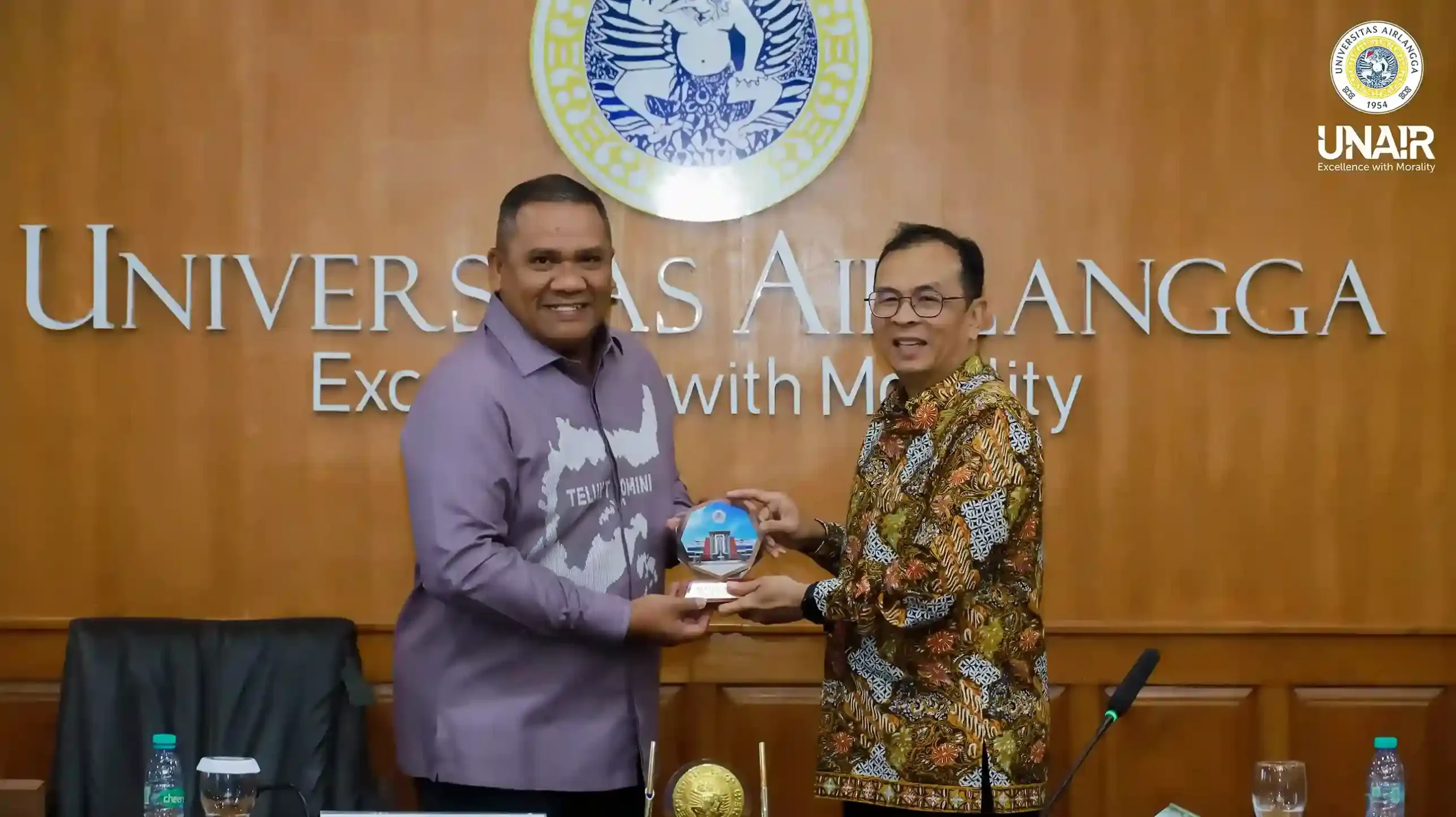 Rektor UNAIR, Prof Dr Muhammad Madyan SE MSi MFin (kanan) bersama Rektor UNG, Prof Dr Ir Eduart Wolok ST MT IPU ASEAN Eng (kiri) saat melakukan sesi penandatanganan MoU dan PKS pada Kamis (3/9/2026) di Ruang Sidang Pleno, Kantor Manajemen UNAIR, Kampus MERR-C UNAIR (foto: PHMP UNAIR)