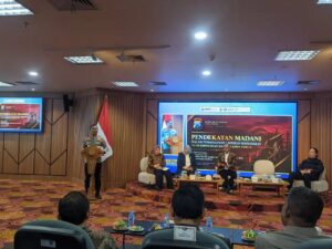 Kombes. Pol. Dr. Luthfi Sulistiawan menyampaikan sambutannya (sebelah kiri) beserta tiga narasumber lainnya (sebelah kanan) pada seminar nasional bertajuk pendekatan madani dalam penanganan laporan masyarakat oleh kepolisian daerah Jawa Timur. (Foto: Ainnur Ayu Nanda Agustin)