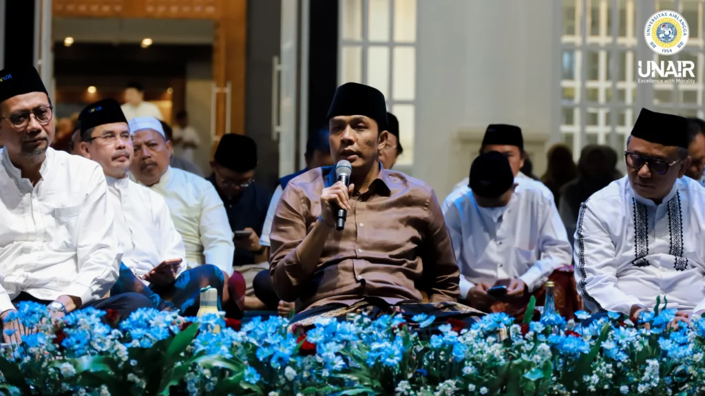 Gus Kautsar menyampaikan tausiah pada Pengajian Dies Natalis ke-72 UNAIR yang berlangsung dalam suasana penuh khidmat dan kebersamaan. (Foto: Humas UNAIR)