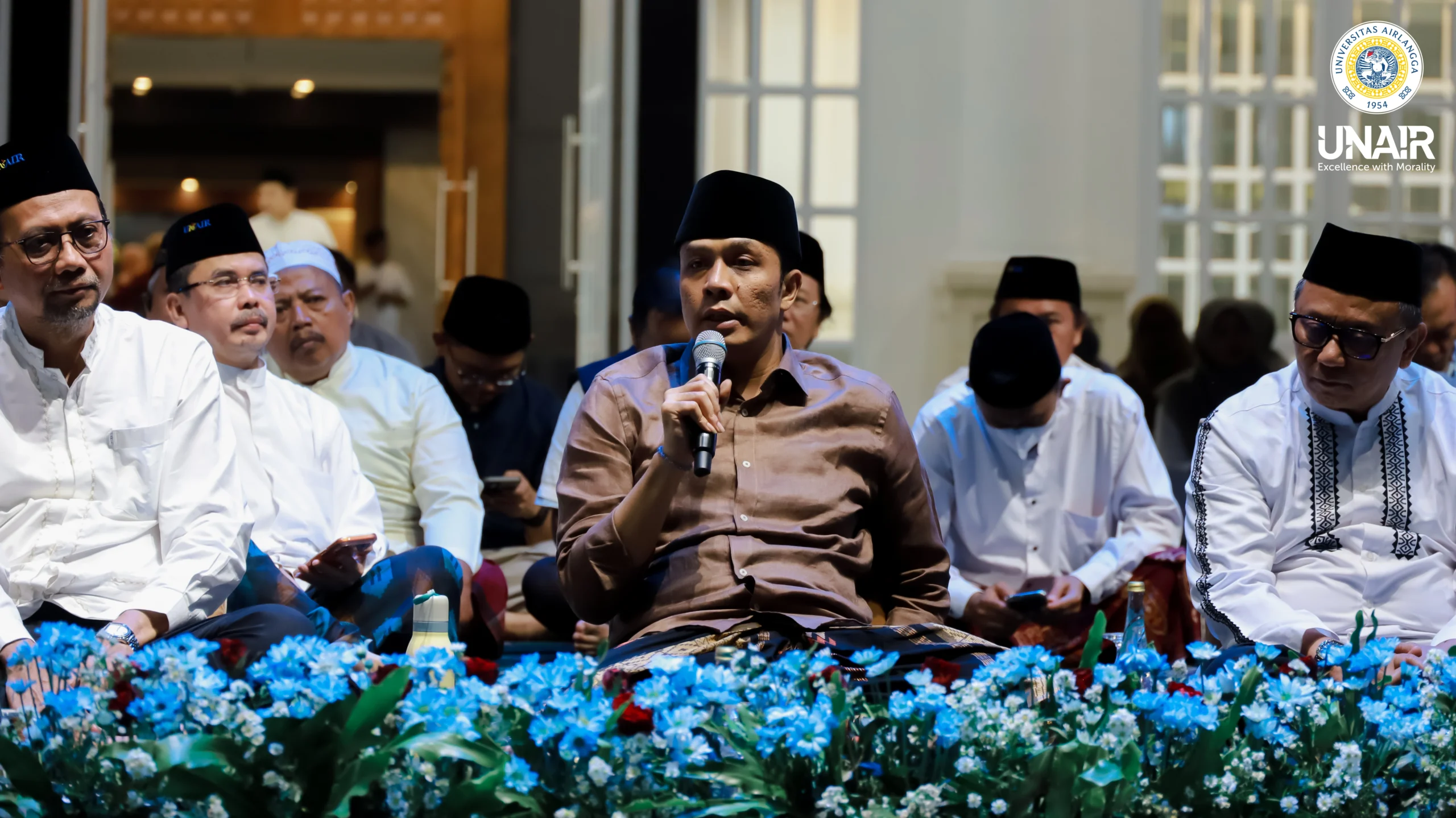 Gus Kautsar menyampaikan tausiah pada Pengajian Dies Natalis ke-72 UNAIR yang berlangsung dalam suasana penuh khidmat dan kebersamaan. (Foto: Humas UNAIR)