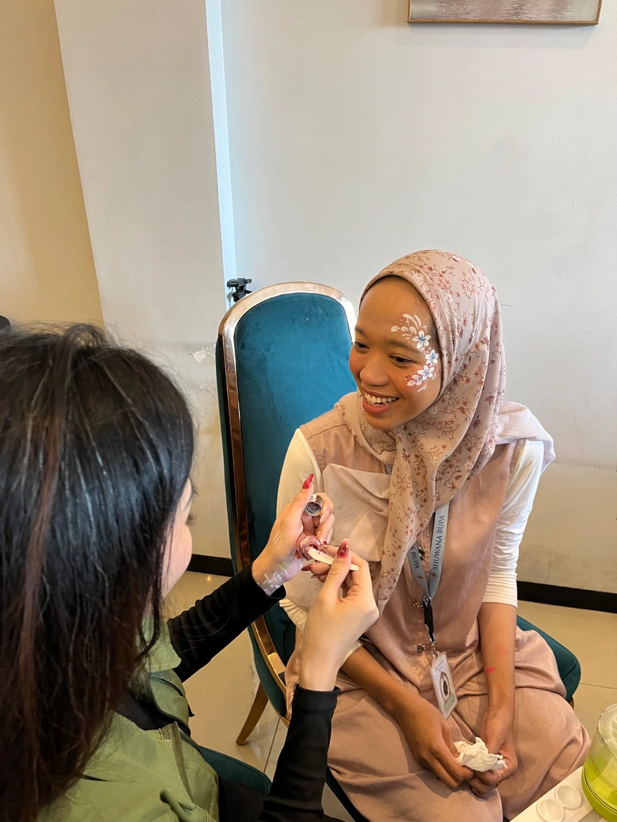 Peserta Bhuwana Rupa mempraktikkan teknik face painting sebagai bentuk eksplorasi kreativitas seni wajah. (Foto: Penulis)