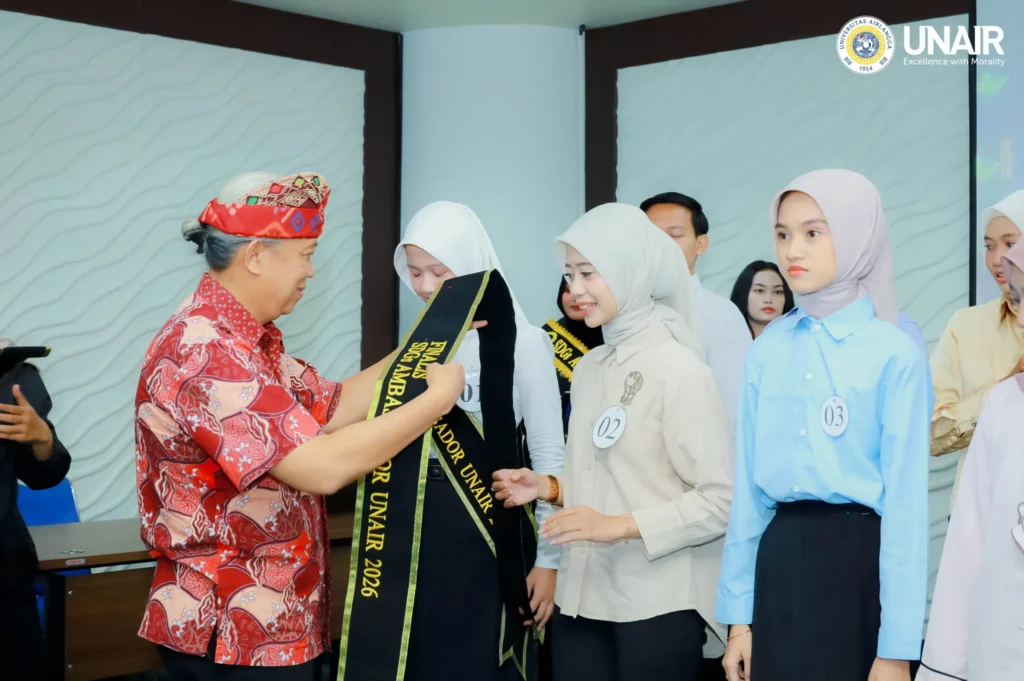 Ketua LPMB UNAIR, Prof Hery Purnobasuki MSi PhD saat menyampirkan sampur kepada sepuluh besar finalis SDGs Ambassador pada Sabtu (19/9/2026) di Lantai 4, Ruang Dayak, Gedung ASEEC TOWER, Kampus Dharmawangsa-B UNAIR (foto: PHMP UNAIR)