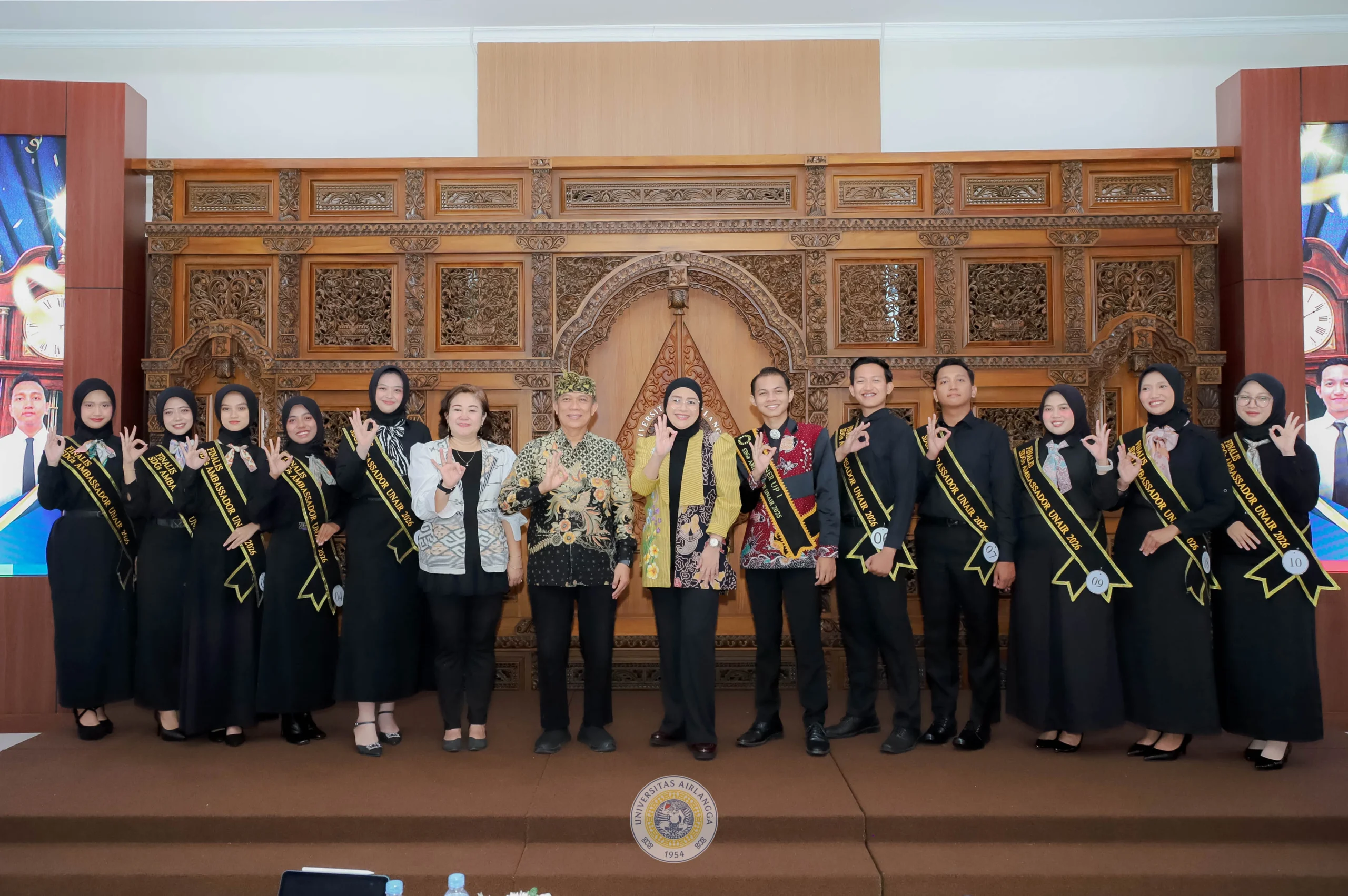 Sesi foto bersama Ketua LPMB UNAIR Prof. Hery Purnobasuki, M.Si., Ph.D., dewan juri, serta sepuluh finalis SDGs Ambassador 2026 dalam gelaran Semi Final SDGs Ambassador 2026. (Foto: Dok. PHMP UNAIR)