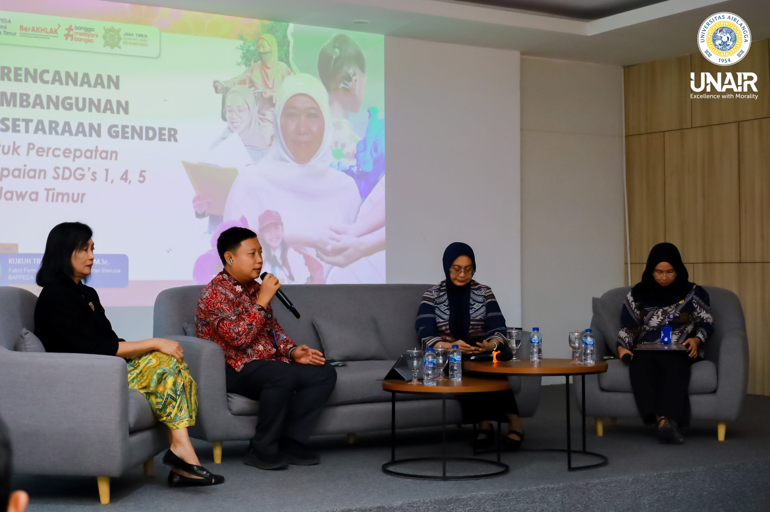 Deputi Kesetaraan Gender KPPPA, Kepala Bapeda Prov Jatim, Ahli Kesetaraan Gender Unair dalam sesi Panel Diskusi Sinergi Penta Helix: Optimalisasi Akselerasi SDGS Poin 1 (No Poverty), 4 (Quality Education), 5 (Gender Equality) pada Kamis, (10/9/2026) (Foto: PHMP UNAIR)