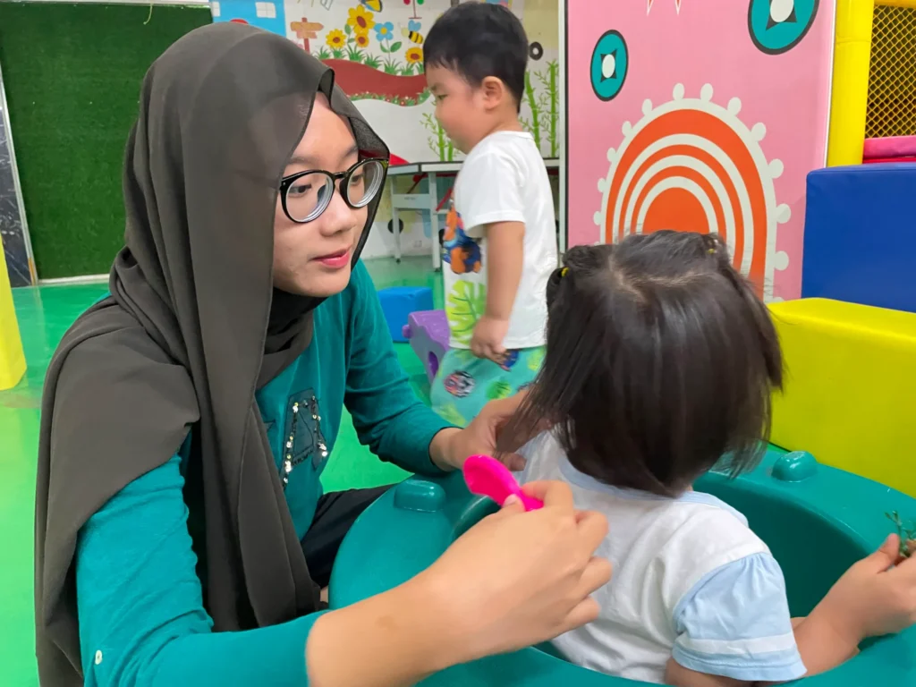 Sabrina Permata Hati Hardianto mengajar dan bermain bersama siswa dalam program Global Volunteer (Foto : istimewa).