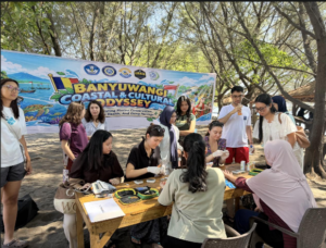 Peserta International Exchange mengikuti pemeriksaan kesehatan bagi pengunjung di kawasan Bangsring, Banyuwangi, Sabtu (12/9/2026). Kegiatan tersebut menjadi bagian dari community exposure untuk mengenalkan peserta pada pelaksanaan pemeriksaan kesehatan dasar di kawasan wisata pesisir. (Foto: Zahwa Yasmina)