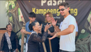 Peserta Hosting International Exchange memainkan alat musik tradisional dan menari bersama masyarakat Osing di Desa Wisata Osing Kemiren, Banyuwangi, Minggu (13/9/2026). Kegiatan tersebut menjadi bagian dari pengenalan budaya Osing melalui pengalaman langsung bersama masyarakat setempat. (Foto: Zahwa Yasmina)