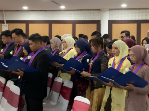 Pengambilan sumpah dokter hewan baru yang dipandu oleh dekan (Foto : Humas FKH UNAIR)