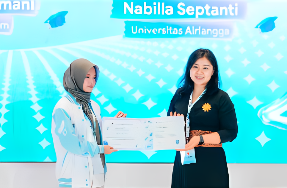 Nabilla Septanti menerima sertifikat penghargaan dalam kegiatan Google Student Ambassador Tahun 2026. (Dok. Tim Dokumentasi Kegiatan Google Student Ambassador)