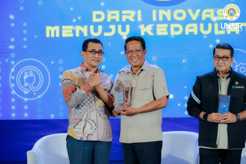 PASINBIS UNAIR Prof Dr M Nafik Hadi Ryandono SE MSi (tengah) bersama Menteri Hukum RI Supratman Andi Agtas SH MH (kiri) dalam penyerahan cenderamata sesi Podshow WCCO di Airlangga Convention Center (ACC), Kamis (17/9/2026). (Foto: PHMP UNAIR)
