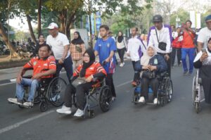 FOTO peserta jalan sehat. (Foto: Humas UNAIR)