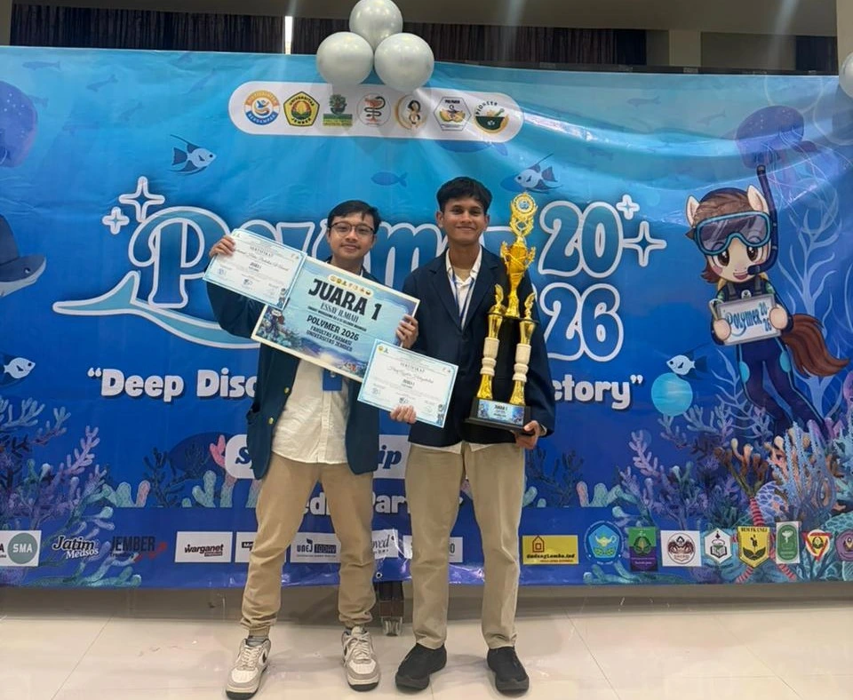Hanif Azzikri Hidayatullah dan Mochamad Hilmi Hibatulloh meraih juara 1 Esaii Ilmiah pada ajang Polymer 2026 (Foto : dok. Tim Uhuq Uhuq)