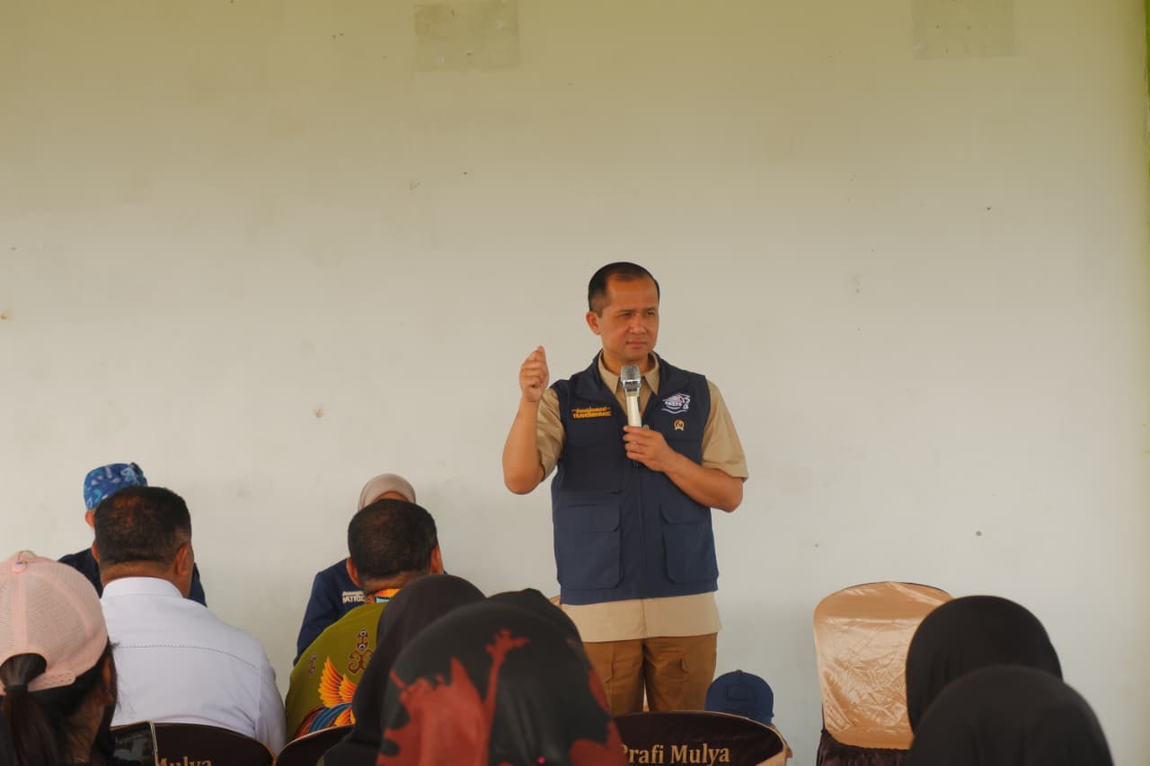 Menteri Transmigrasi RI Dr M Iftitah Sulaiman Suryanagara SH MA memberikan arahan saat meninjau program SMART Kader Posyandu di Kampung Prafi Mulya, Distrik Prafi, Manokwari. (Foto: Istimewa)