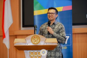 Foto Antonius Refijanto, Vice President of Human Resources and General Services TRANS7 saat menyampaikan sambutannya pada kegiatan Trans 7 Mengajar di GKB Lantai 8 FTMM UNAIR, Kampus MERR-C. (Foto: Humas UNAIR)