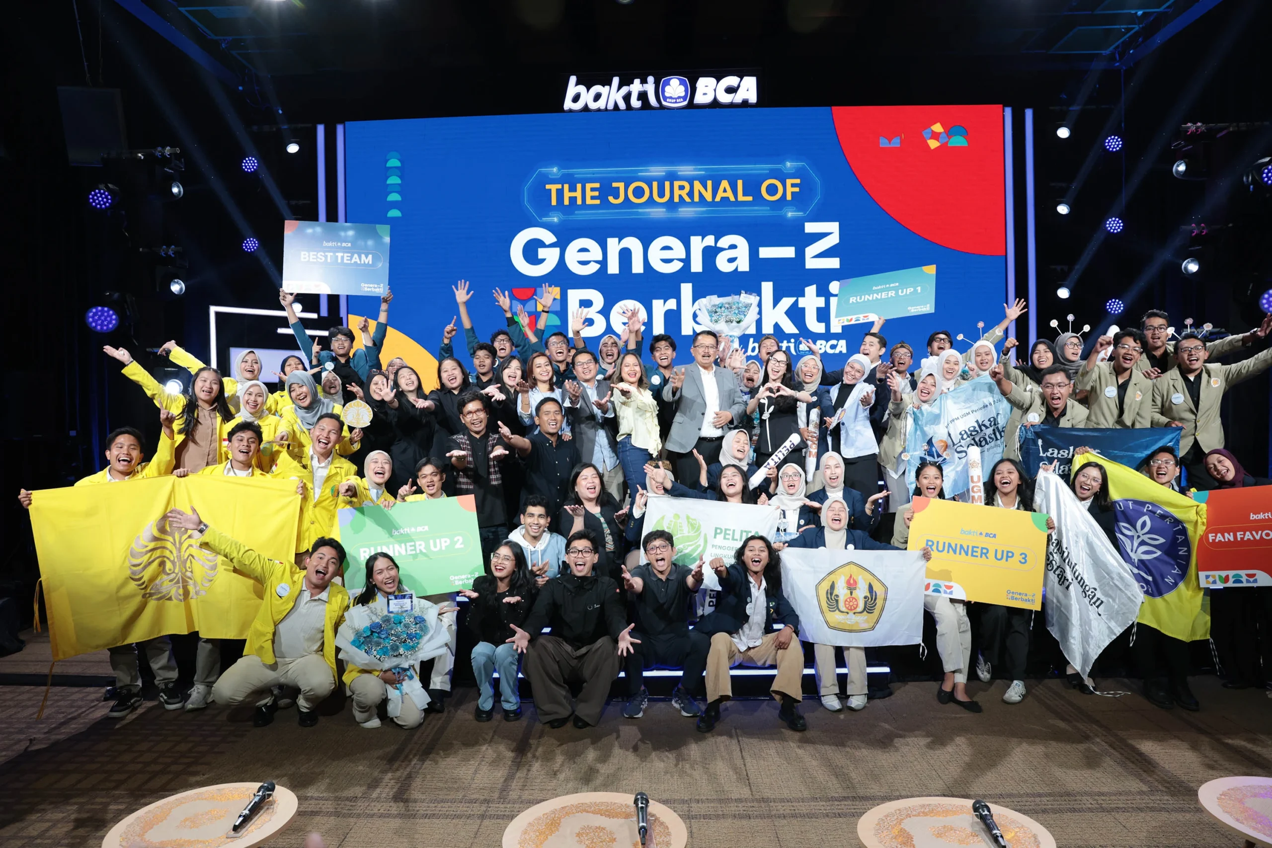 Tim Amerta Pertiwi Universitas Airlangga membentangkan bendera almamater saat dinobatkan sebagai Best Team pada ajang Genera-Z Berbakti 2026 yang diselenggarakan oleh Bakti BCA di Jakarta. (Foto: Istimewa)