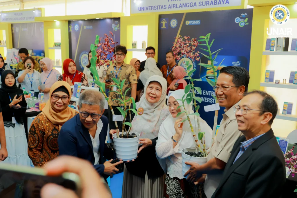 (Dari kanan) Rektor UNAIR Prof Dr Muhammad Madyan SE MSi MFin, Menteri Hukum RI Supratman Andi Agtas SH MH, Dosen FST UNAIR Dr Dwi Kusuma Wahyuni SSi MSi, tim peneliti, serta Akademisi dan Pengamat Politik Rocky Gerung mencermati inovasi anggrek Dendrobium Universitas Airlangga di Pavilion PASINBIS, Airlangga Convention Center (ACC), Kamis (17/9/2026). (Foto: PHMP UNAIR)