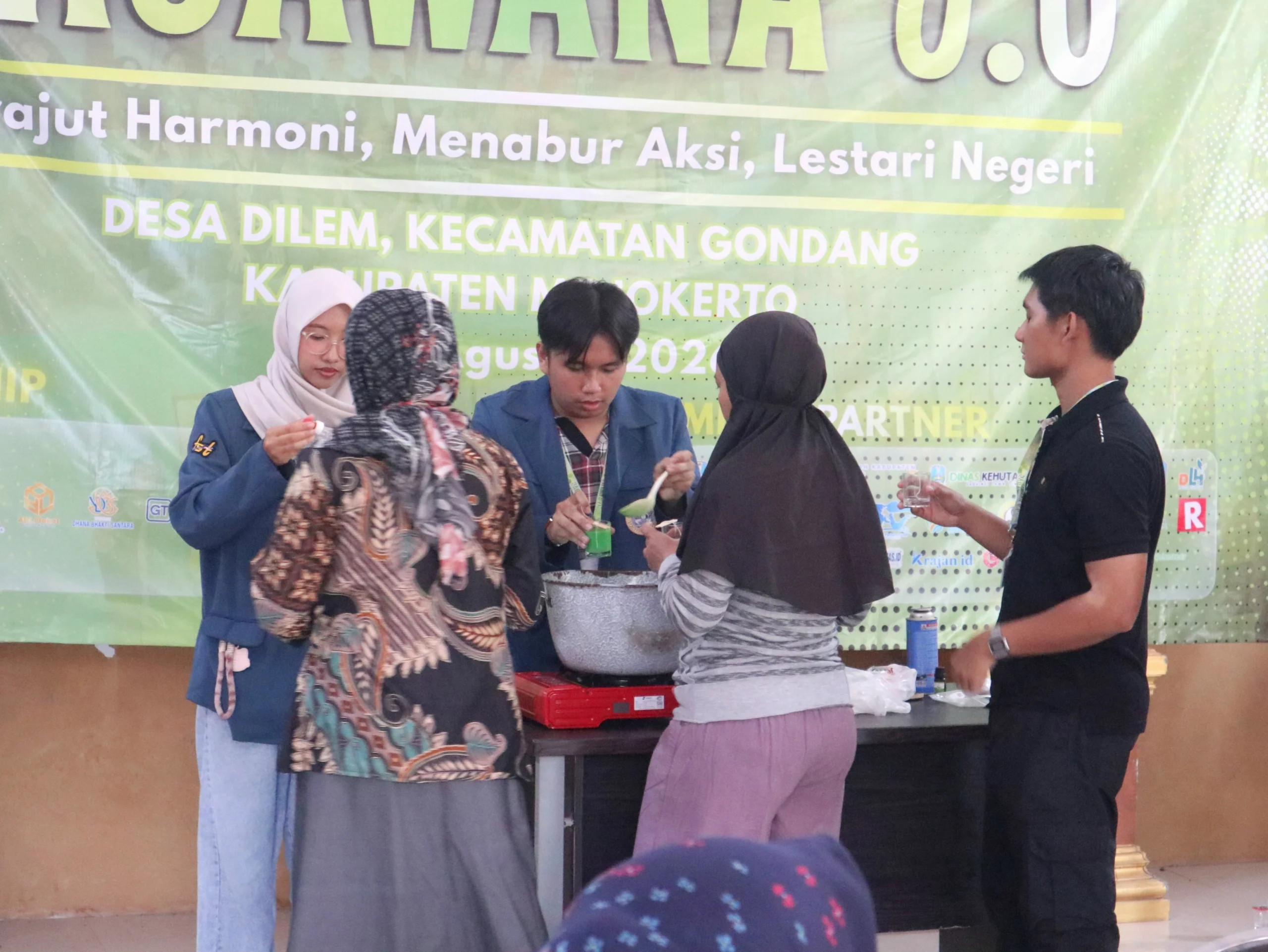Warga Desa Dilem saat mempraktikkan pembuatan lilin dari minyak jelantah melalui kegiatan Lentera Asa. (Foto: Istimewa)