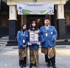Tim ARKIVE UNAIR saat dinyatakan sebagai finalis dalam ajang Pekan Riset Ilmiah Mahasiswa 14 (PRISMA 14) yang diselenggarakan oleh Universitas Brawijaya selama dua hari, yakni Jumat (4/9/2026) hingga Minggu (6/9/2026) (foto: Tim ARKIVE)