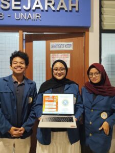 Abdullah Muhammad Irsyad Syafiudin, Keysa Azka Najhan, dan Qurrotul Ain meraih juara 1 esai tingkat internasional pada ajang EDUFEST 2026 (Foto: dok. Tim Ayanokoji)