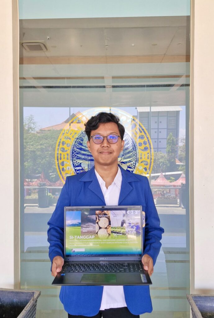 Mahasiswa S1 Kimia FST UNAIR Abraham Alexs Tanu Wijaya menunjukkan karya esainya berjudul “SI-TANGGAP” yang meraih Juara I FISION 2026. (Foto: Dokumentasi Pribadi)