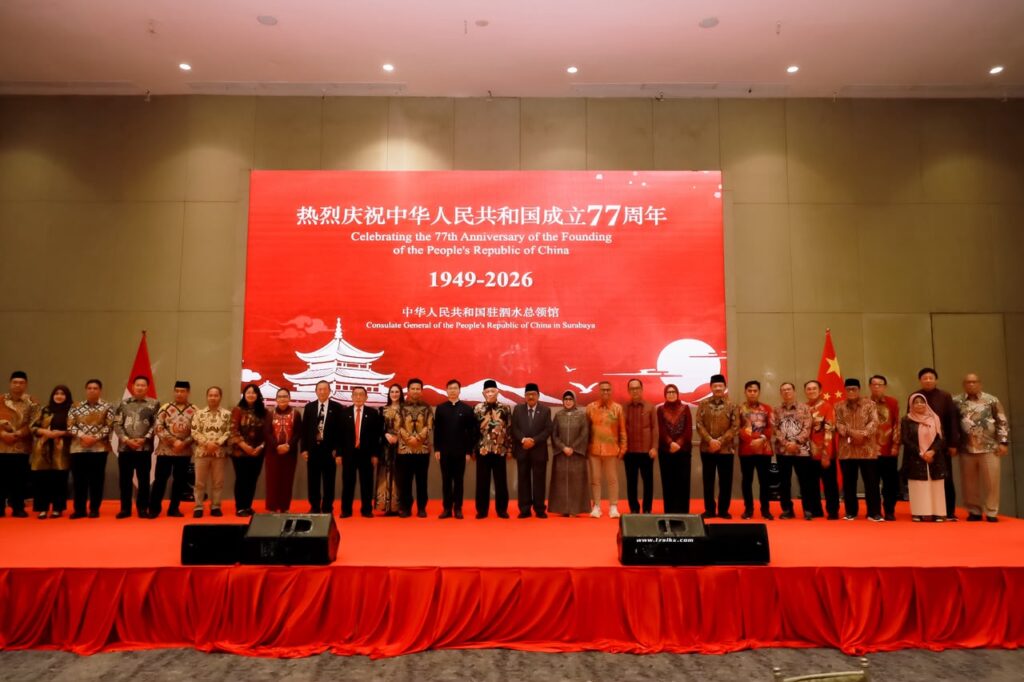 Sesi foto bersama para Undangan Peringatan Hari Nasional Republik Rakyat Tiongkok (RRT) ke-77, Selasa (22/9/2026), di Vasa Hotel Surabaya. (Foto: PHMP UNAIR)