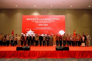 Sesi foto bersama para Undangan Peringatan Hari Nasional Republik Rakyat Tiongkok (RRT) ke-77, Selasa (22/9/2026), di Vasa Hotel Surabaya. (Foto: PHMP UNAIR)