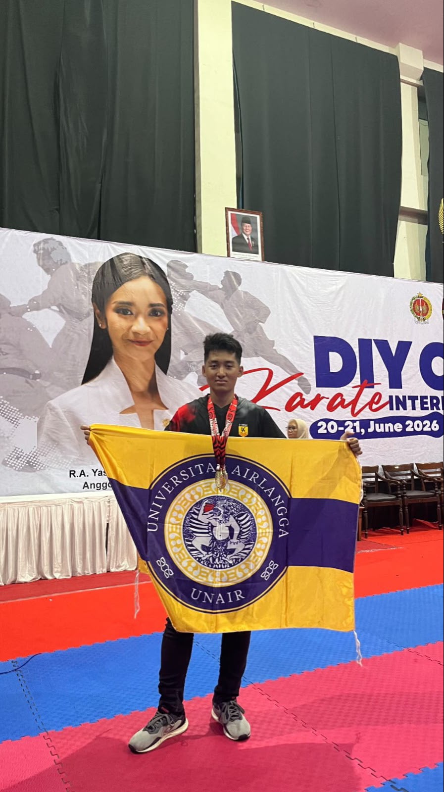 Raffy Ilham Zakiyantono berfoto usai meraih Juara I kategori Kata Perorangan MHS-UMUM Putra pada DIY Open 2 Karate International Championship 2026 di Griya Instiper, Yogyakarta (21/6/2026).(Dok. Pribadi)
